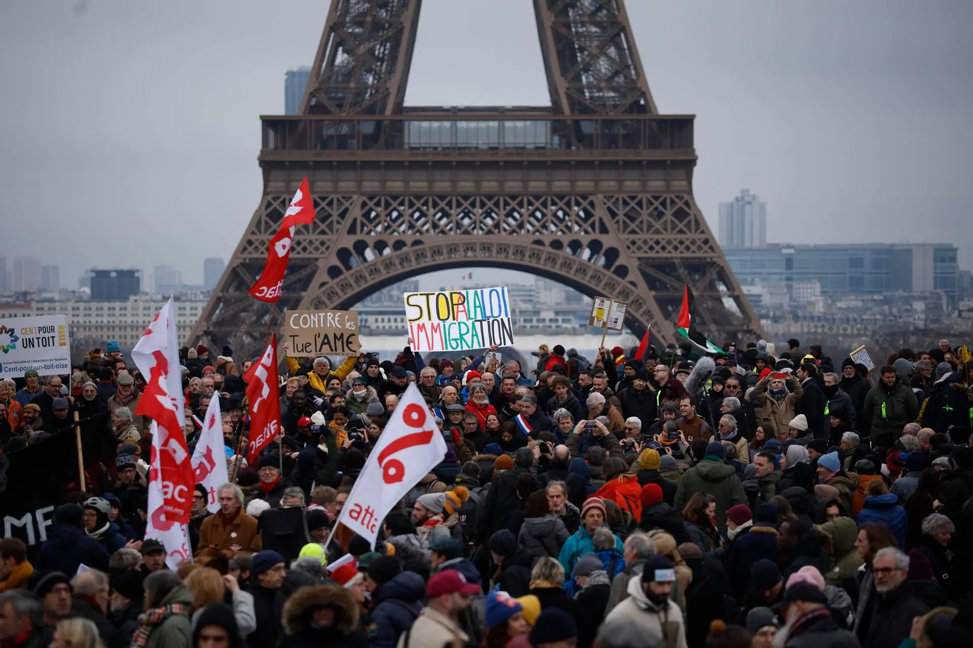 Miles se manifiestan en Francia contra ley de migración Ruta 135