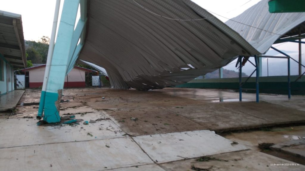 Los fuertos vientos derrumbaron el techo de la cancha de la Escuela Bilingüe "Guadalupe Victoria" en la localidad de Piedra Ancha.