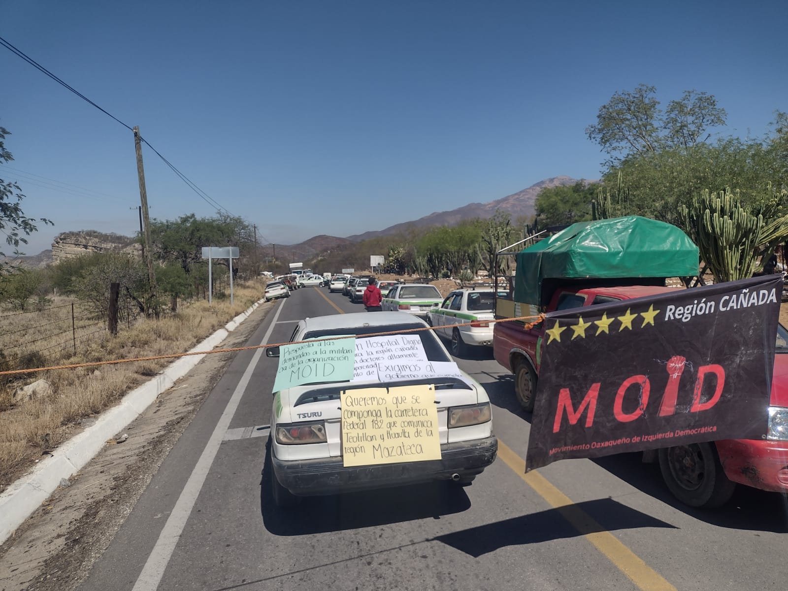 Integrantes Del Moid Bloquean La Carretera Teotitlán Tehuacán Ruta 135 7615