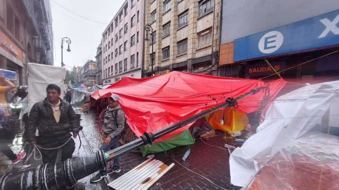 cae_poste_de_luz_campamento_cnte_cdmx