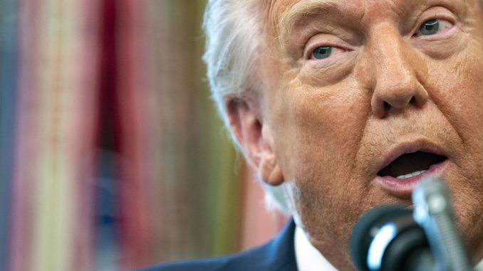 Trump, 100 días gobernando a golpe de orden ejecutiva y con aires más autoritarios