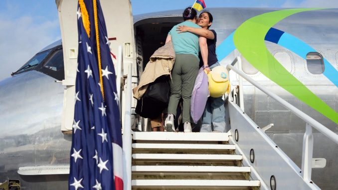 Más de 60 inmigrantes regresan a sus países en el primer vuelo de autodeportados de Trump