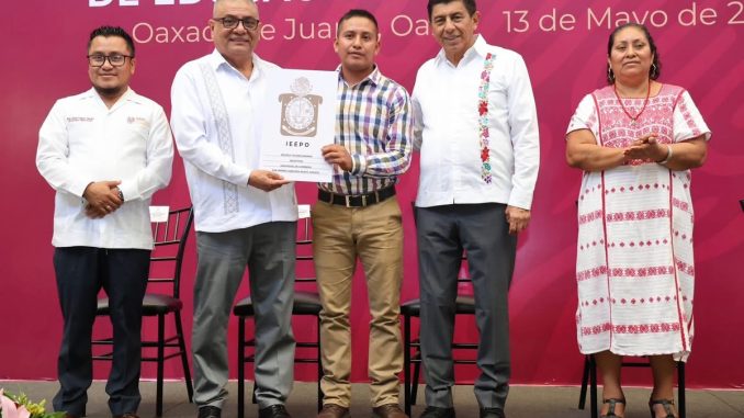 salomon_jara_entrega_claves_escuelas_oaxaca_1