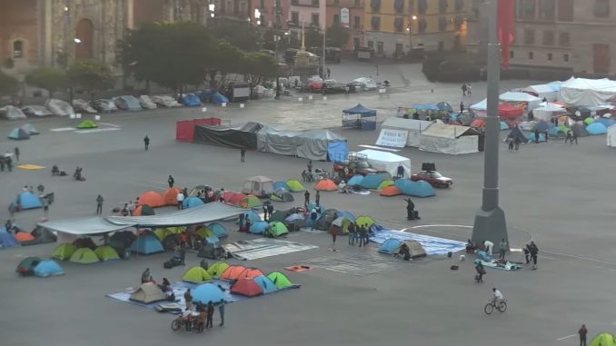 zocalo_ciudad_de_mexico_planton_cnte_1