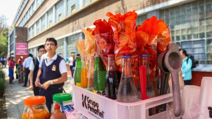 Alimentos chatarra afuera de Escuelas
