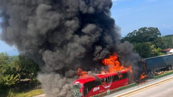 choque-autobus-ado-trailer-carretera-veracruz