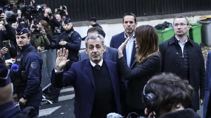 SARKOZY-SALUDO-1